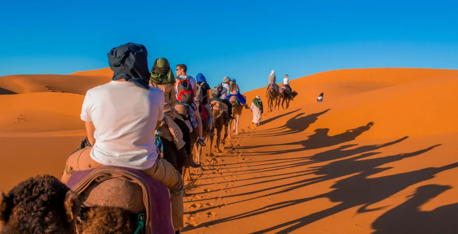 Foto de personas paseando en camellos por Marruecos